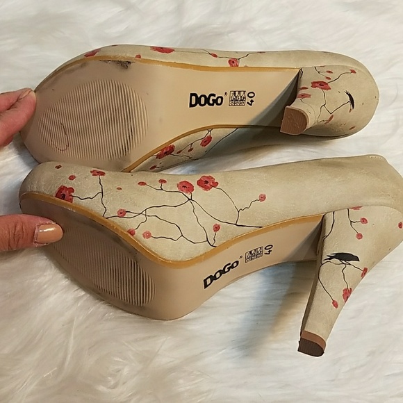 Women's Beige Pumps with Artistic Design - Picture 8 of 8